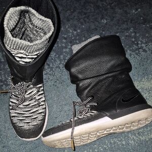 LIKE NEW WOMENS NIKE ROSHE II FLYKNIT HI  BOOTIES..size 7...